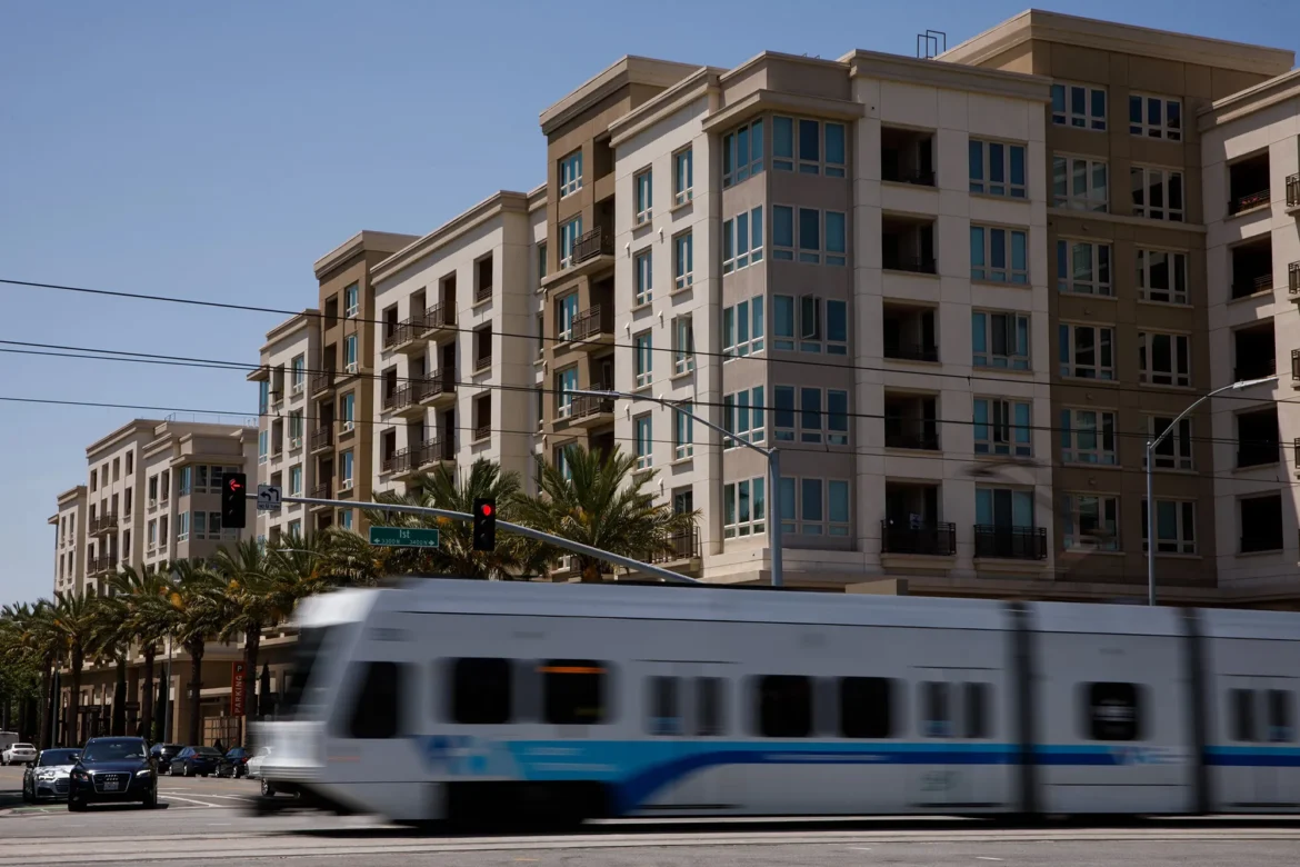 051019_Light-Rail-Train_BANG_CM_01